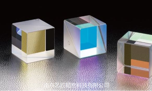 <strong>新科技：精密加工生產(chǎn)用于推進信息技術(shù)的微型光導(dǎo)立方體</strong>